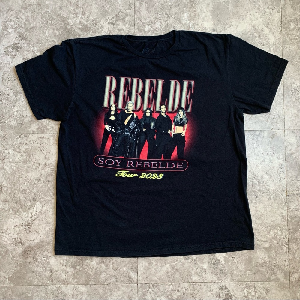 Rebelde 'Soy Rebelde Tour 2023' Black Graphic T-Shirt